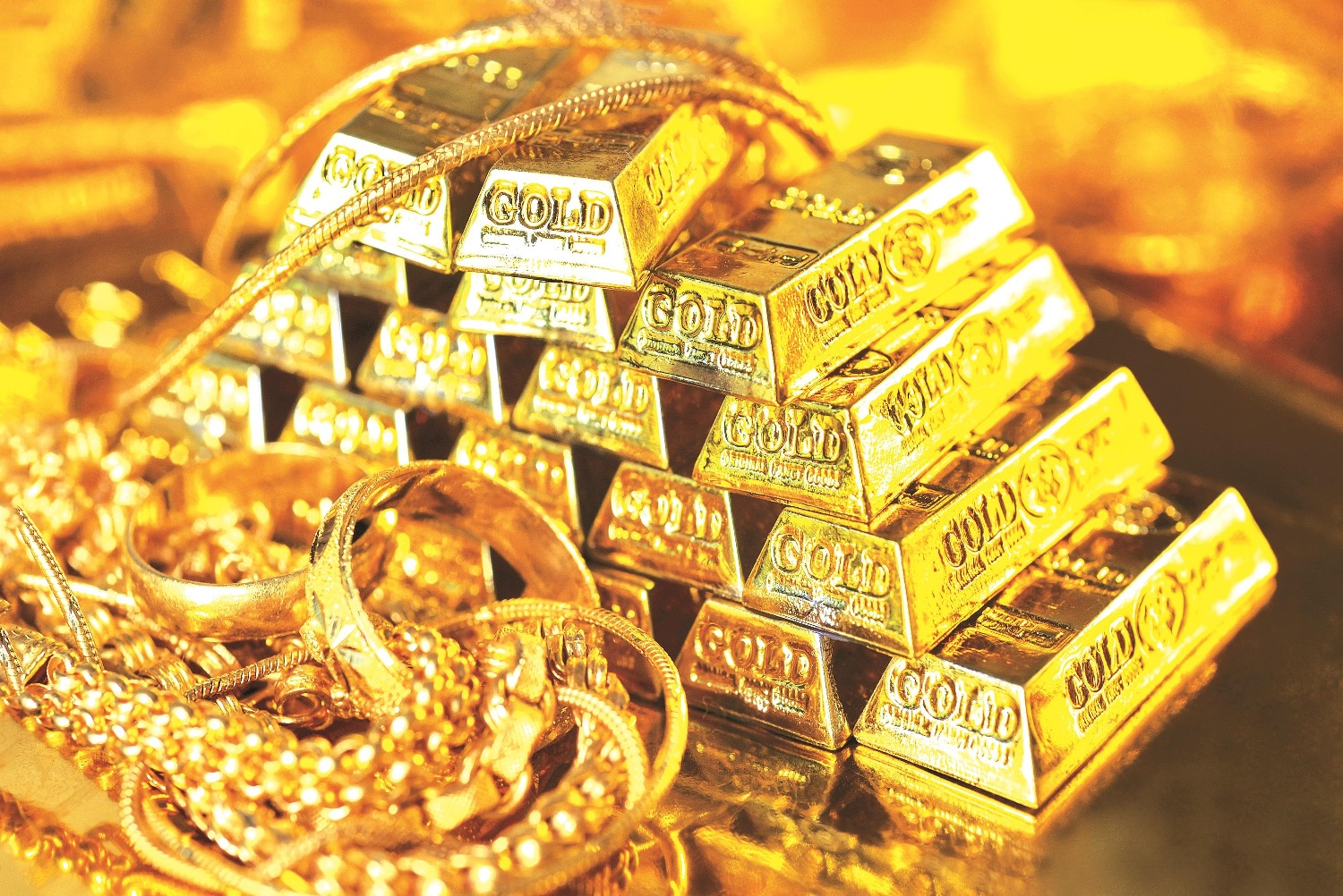 Gold rates dip